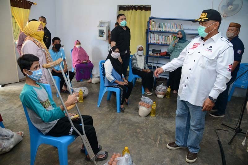 Disabilitas dan Lansia Dapat Bantuan Pangan dari Gubernur Gorontalo