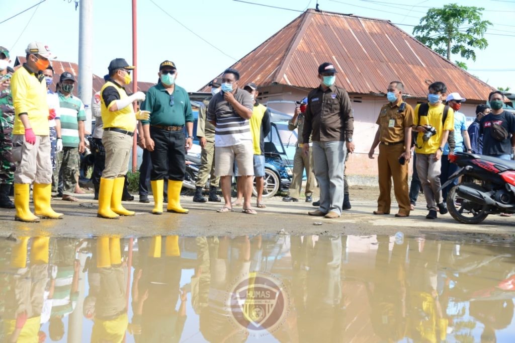 Gubernur Kerahkan 455 Tim Pembersih Sampah Bekas Banjir