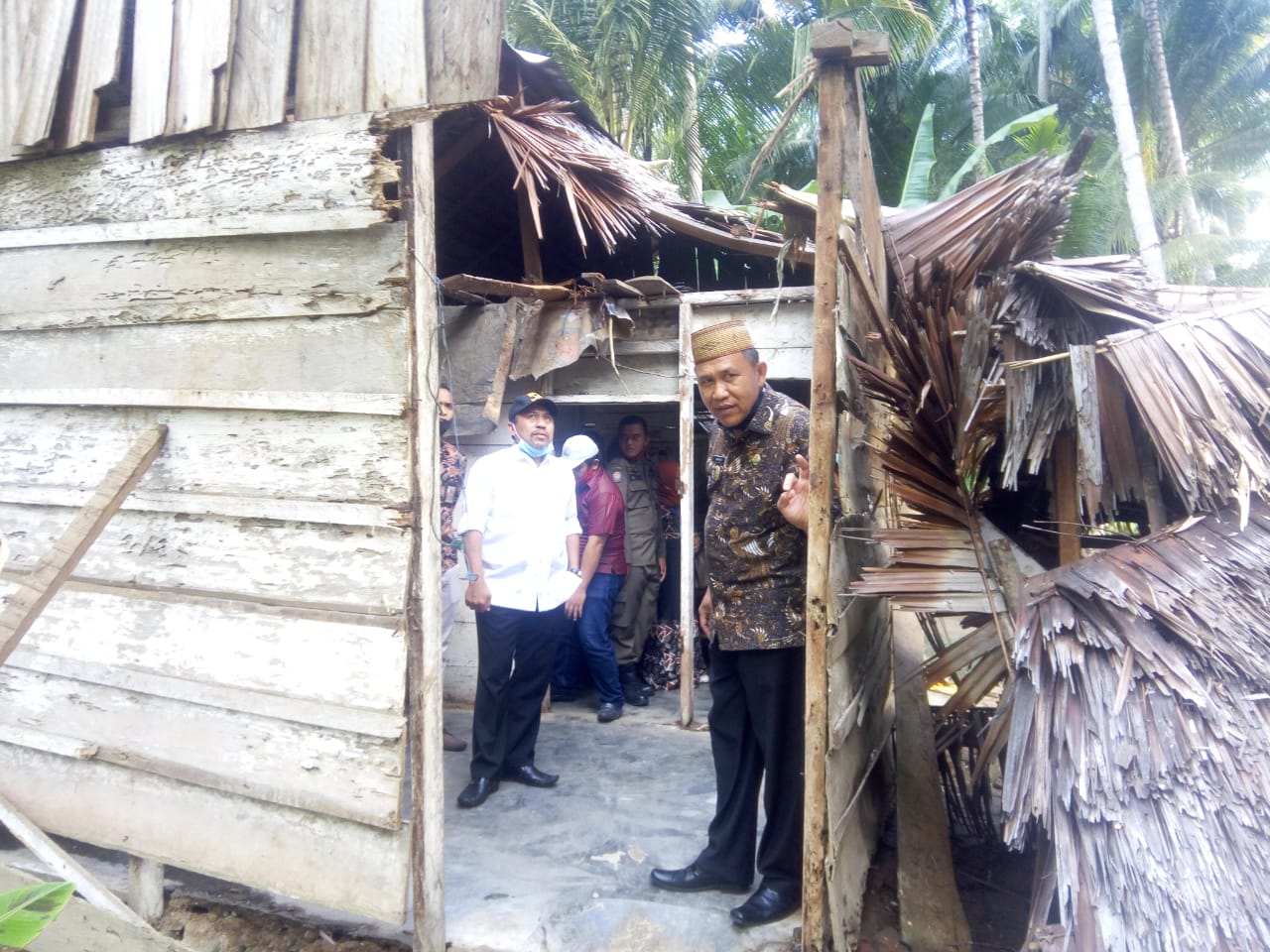 Rumah Warga Tertimpa Pohon Kelapa, Wabup Anas Turun Serahkan Bantuan