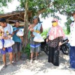 Rusli Habibie-bagi-sembako-dulohupa.id-