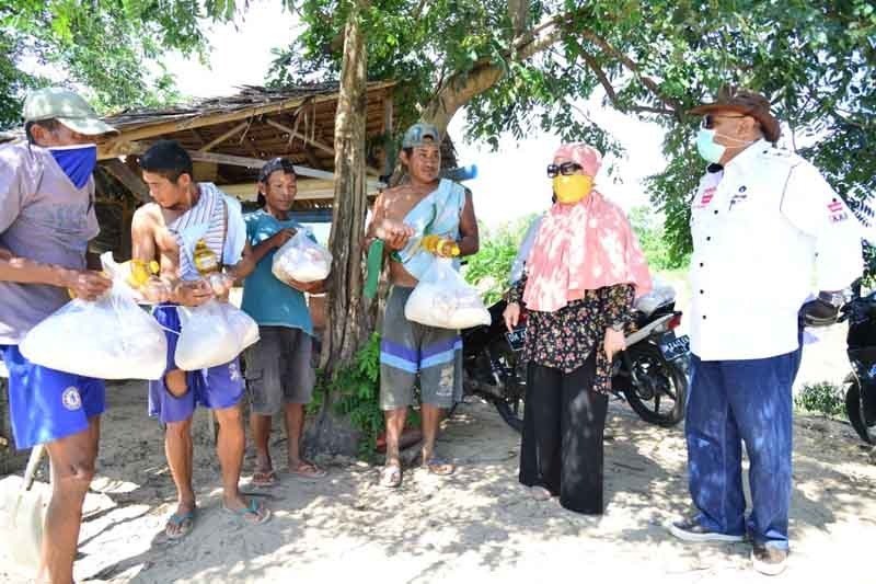 Gubernur Gorontalo Bagikan Sembako Kepada Masyrakat di Polosok Bone Bolango