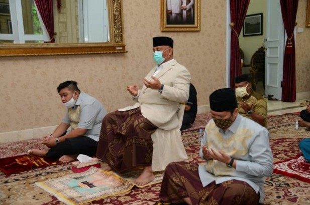 FOTO : Gubernur Gorontalo Salat di Rumah Jabatan