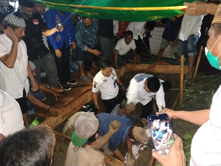 Ratusan Masyarakat Hadiri Prosesi Pemakaman Almarhum David Bobihoe