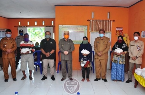Pemprov Gorontalo Salurkan Ratusan Kilogram Beras ke Desa Rawan Pangan