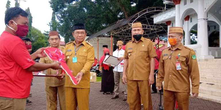 Pemerintah Kabupaten Boalemo Serahkan Bantuan Kepada Nelayan dan Penjual Ikan