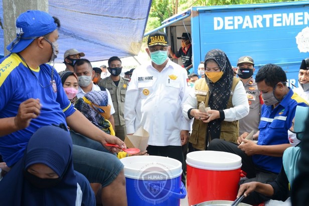 Rusli Habibie Semangati Petugas di Dapur Umum Bilato