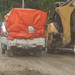longsor-di jalan-dibersihkan-dulohupa.id-