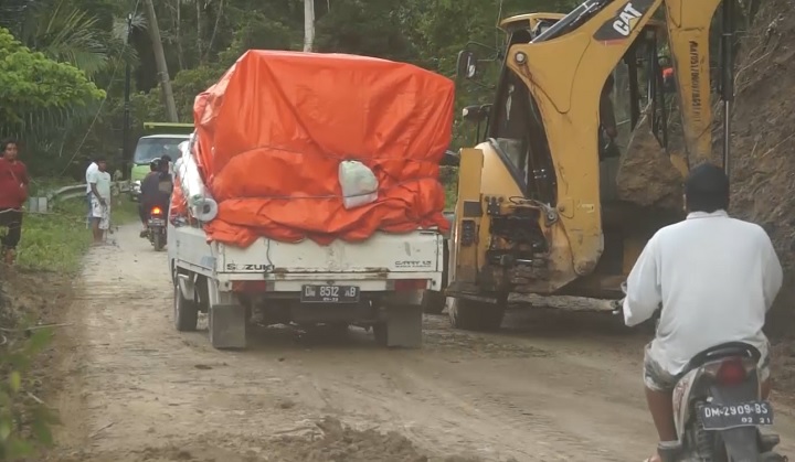 Longsor di Bone Pesisir Berhasil Dibersihkan, Namun Akses Menuju Bolsel Masi Terputus
