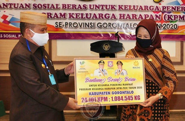 Dua Juta Beras Bansos Diserahkan ke Bupati dan Waliko Se-Gorontalo