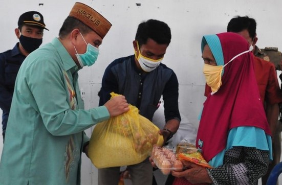 Idris Rahim Serahkan 600 Paket Pangan Bersubsidi kepada KP di Bulango Ulu, Bone Bolango