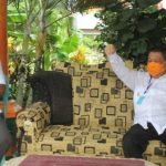 Idris Rahim-mengunjungi-korban-banjir-dulohupa.id-