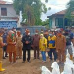 Rusli-Habibie-kunjungi-korban-banjir-bugis-dulohupa.id-
