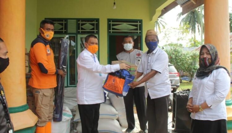 Wagub-serahkan-bantuan-kepada-korban-banjir-Boliyohuto-Dulohupa.id-