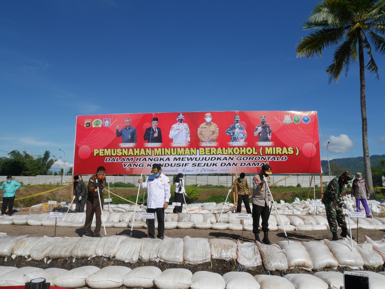 Rusli Bersama Polda Gorontalo Musnahkan Puluhan Ribu Liter Miras Jenis Cap Tikus