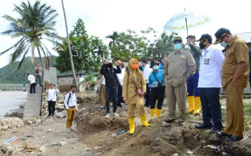 Gubernur-Gorontalo-Tinjau-lokasi-banjir-dulohupa.id-