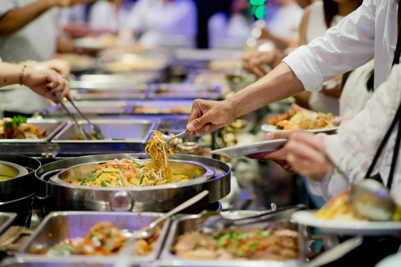 Makan Prasmanan Jadi Salah Satu yang Harus Dihindari Agar Tak Tertular COVID-19