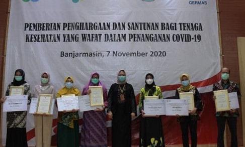 Staf Khusus Menteri Kesehatan Beri Santunan Kepada Keluarga Nakes yang Gugur