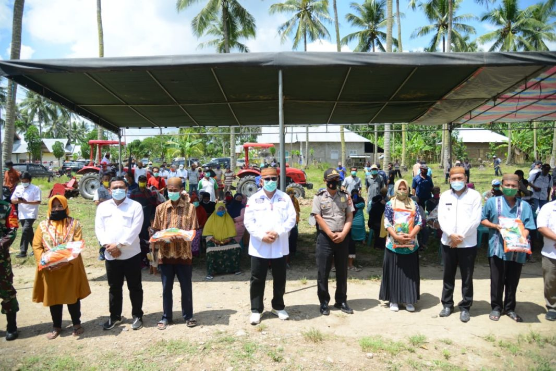 Kelompok Tani di Pulubala Terima Bantuan Jagung Hibrida