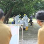 Para ASN menyaksikan nakes memeriksa swab/FOTO: Wawan Akuba