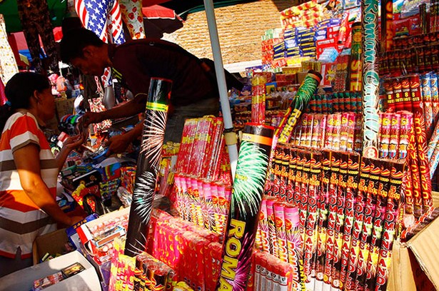 Tak Ada Perayaan Tahun Baru, Penjual Kembang Api Merugi?