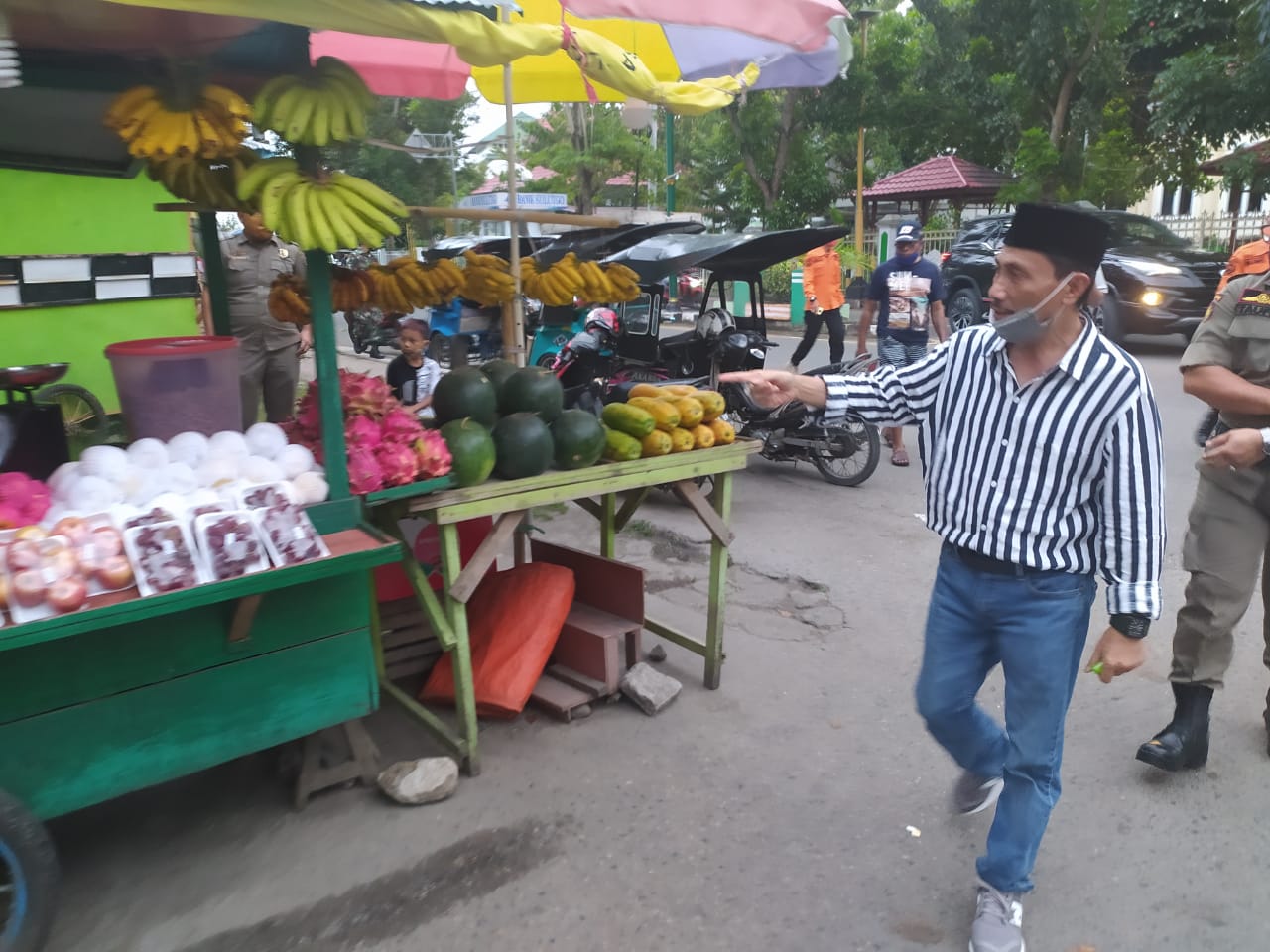 Bupati Gorontalo, Nelson Pomalingo saat mendatangi pedagang/FOTO: Dhedy Henga