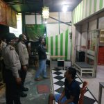 Tim gabungan mendatangi salah satu tempat makan di kawasan Menara Limboto, Kamis malam (31/12).