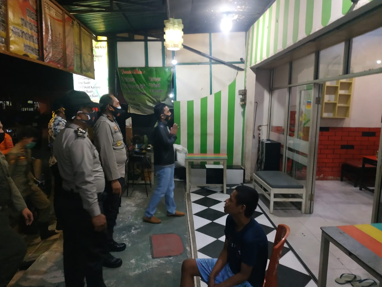 Tim gabungan mendatangi salah satu tempat makan di kawasan Menara Limboto, Kamis malam (31/12).