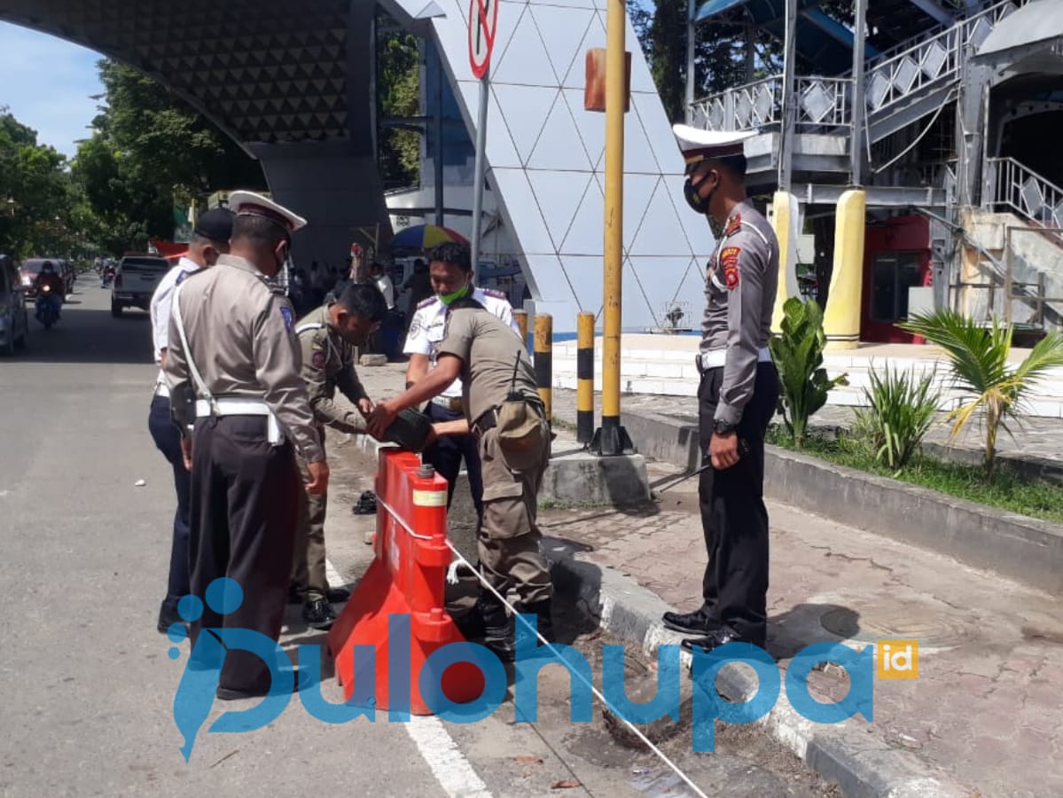 Tim Gabungan Menertibkan Parkir Liar Di Sekitaran Tower Pakaya Limboto