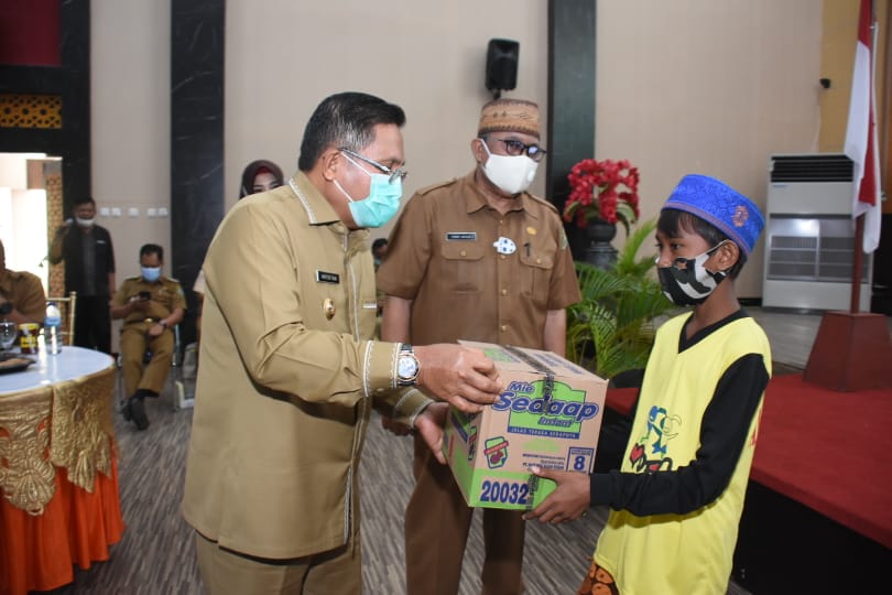 Marten Taha Salurkan Bantuan ke Masyarakat Terdampak Pandemi COVID-19