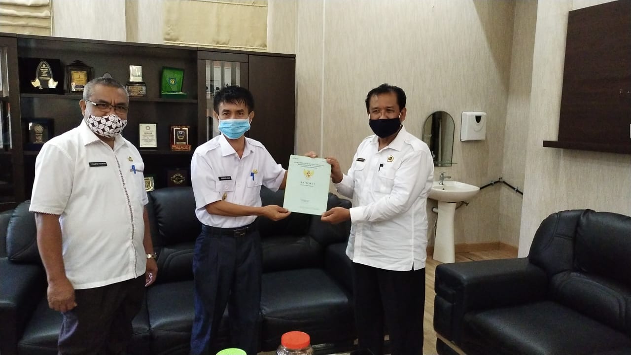 BPN Menyerahkan 445 Sertifikat Tanah Milik Warga Pulubala