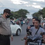 pihak kepolisian melakukan razia masker pada pengunjung di kawasan pantai pohon cinta. Foto: Zulkifli Mangkau