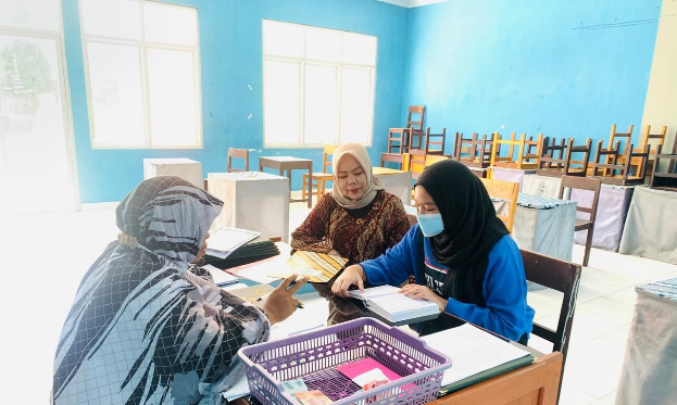 Momen Idah Syahidah Ambil Raport Anaknya di Sekolah