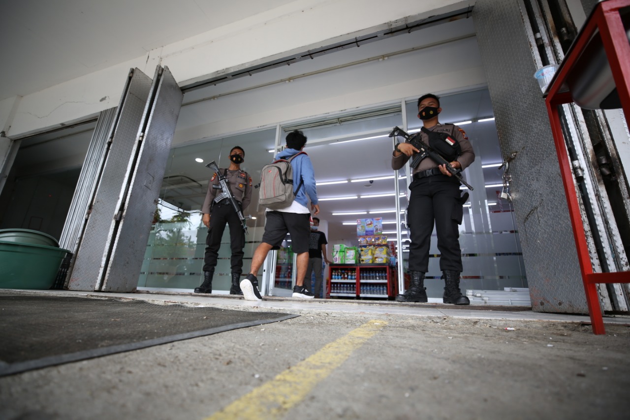 Aparat Kepolisian dari Satuan Samapta Polda Sulawesi Tengah melakukan pendampingan pengamanan kegiatan jual beli toko retail dan SPBU yang berada di wilayah Martadinata, Mamuju, Sulawesi Barat (Sulbar), Selasa (19/1)