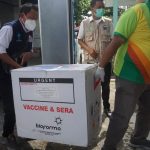 Pihak Dinkes Bone Bolango membawa cold box berisi vaksin COVID-19/Foto: Afrianto