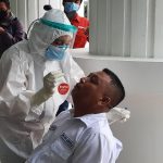 Seorang anggota DPRD Provinsi Gorontalo menjalani pemeriksaan swab/Dulohupa