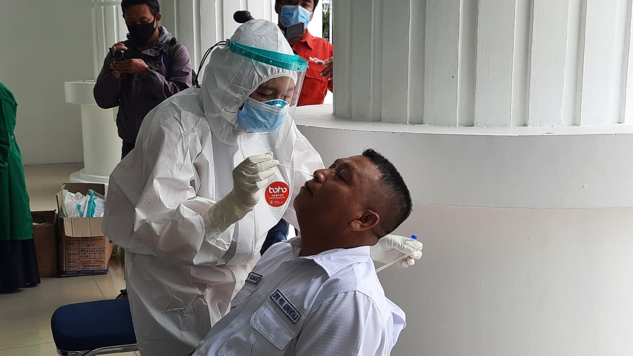Seorang anggota DPRD Provinsi Gorontalo menjalani pemeriksaan swab/Dulohupa