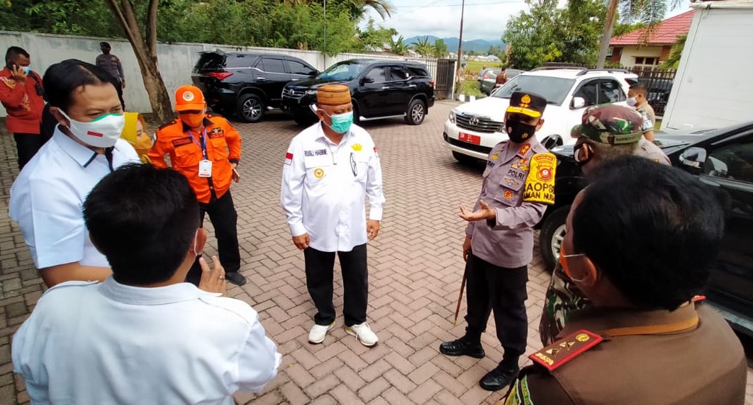 Gubernur Gorontalo, Rusli Habibie saat meninjau cold room penyimpanan vaksin COVID-19/FOTO: Afrianto