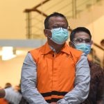 Menteri Kelautan dan Perikanan Edhy Prabowo (tengah) mengenakan baju tahanan seusai diperiksa di Gedung KPK, Jakarta, Rabu (25/11/2020). ANTARA FOTO/Indrianto Eko Suwarso/aww.