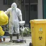Sterilisasi sampah medis di Puskesmas Pamulang. ©2020 Merdeka.com/Dwi Narwoko