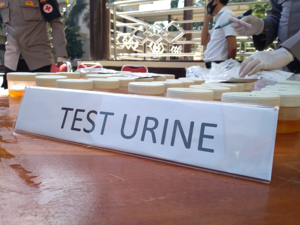 Ratusan Anggota Polda Gorontalo Mengikuti Tes Urine, Ini Hasilnya