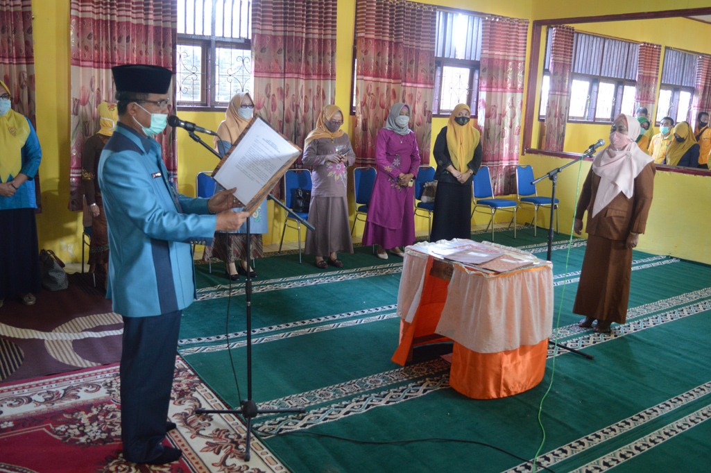 Sekda Bone Bolango Melantik Kepala SMK Gotong Royong Telaga 