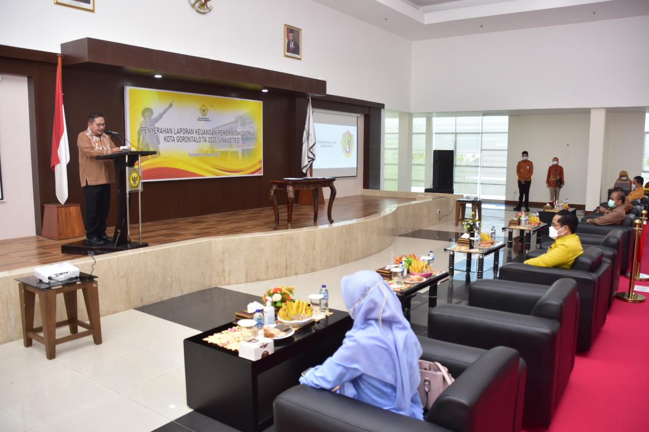 Marten Taha Menyerahkan LKPD ke BPK RI Perwakilan Gorontalo