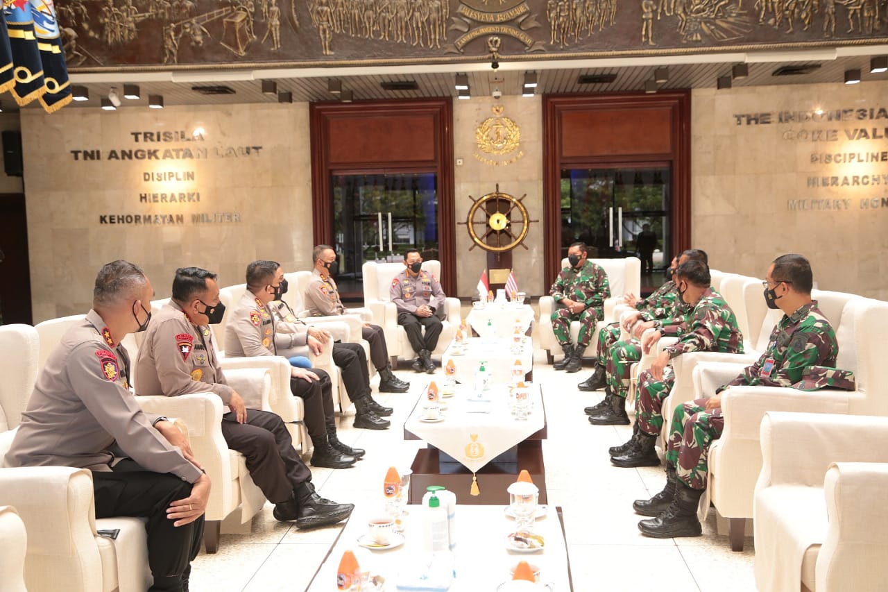 Kapolri dan KSAL Sepakat Tingkatkan Kerja Sama Keamanan Perairan
