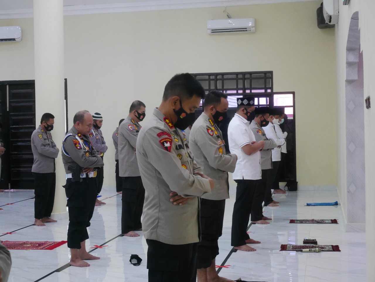 Personel Polda Gorontalo Salat ghaib untuk Mendoakan Kru KRI Nanggala 402