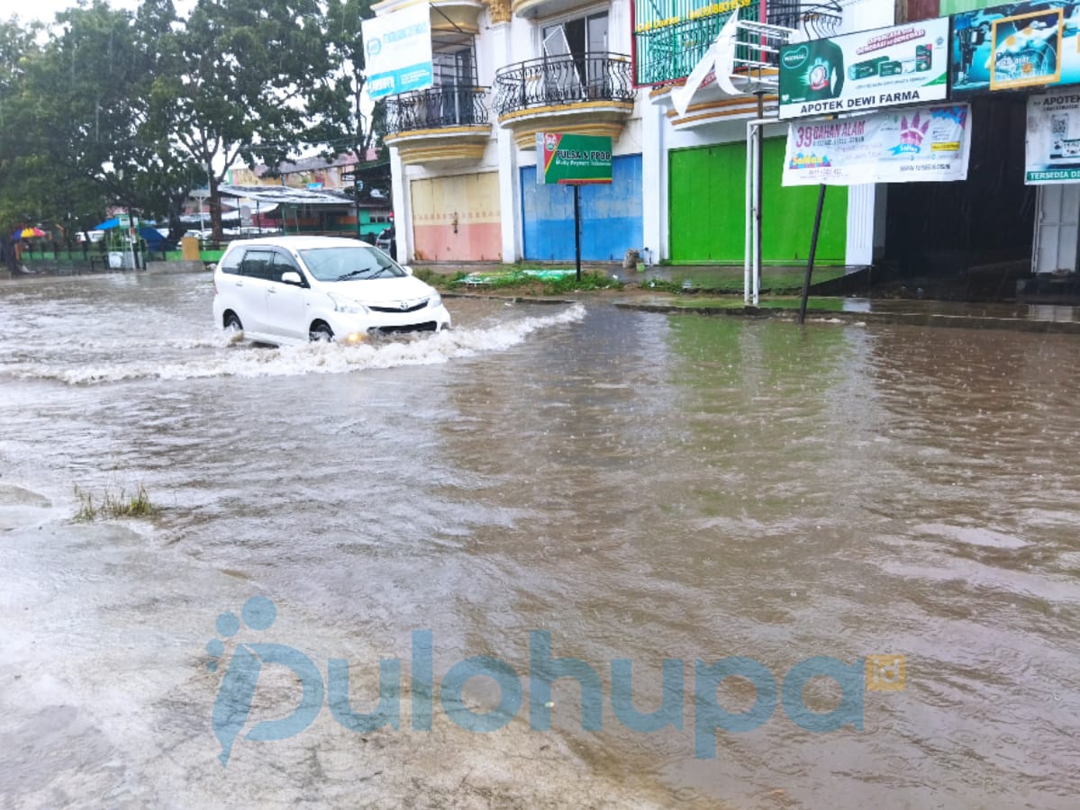 Karena Sampah, Air di Drainase Kawasan Shopping Center Limboto Meluap