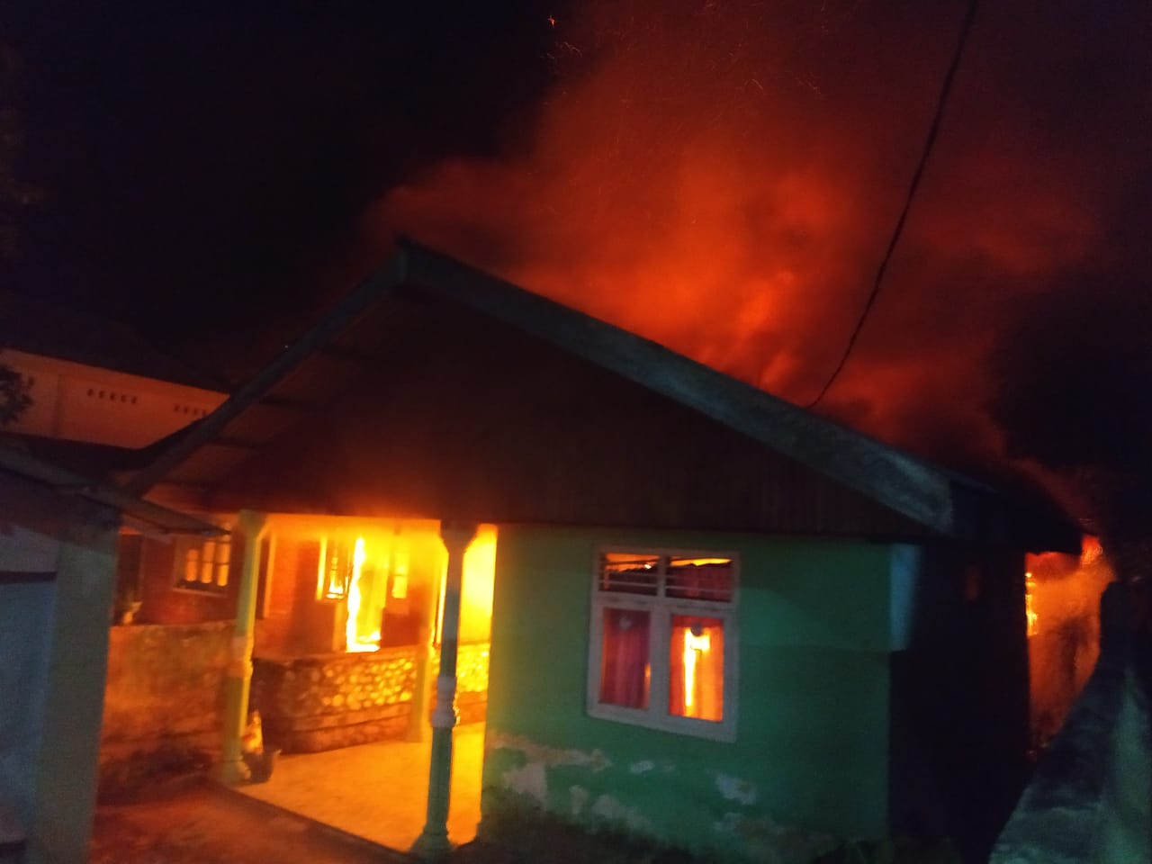 Flash News: Dua Rumah di Tamalate Ludes Dilalap Api