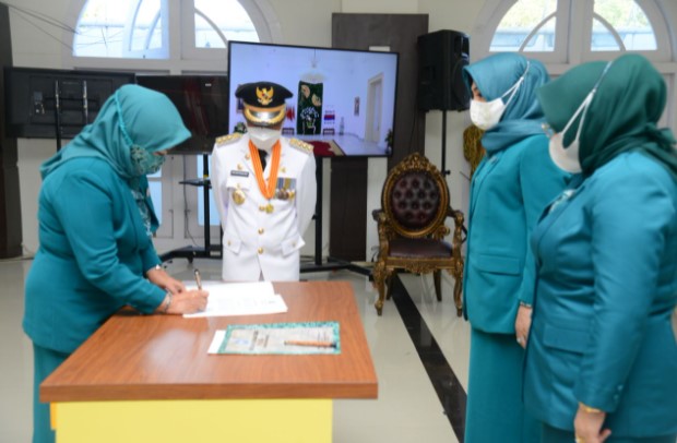 Idah Syahidah Lantik Ketua TPKK di Dua Kabupaten