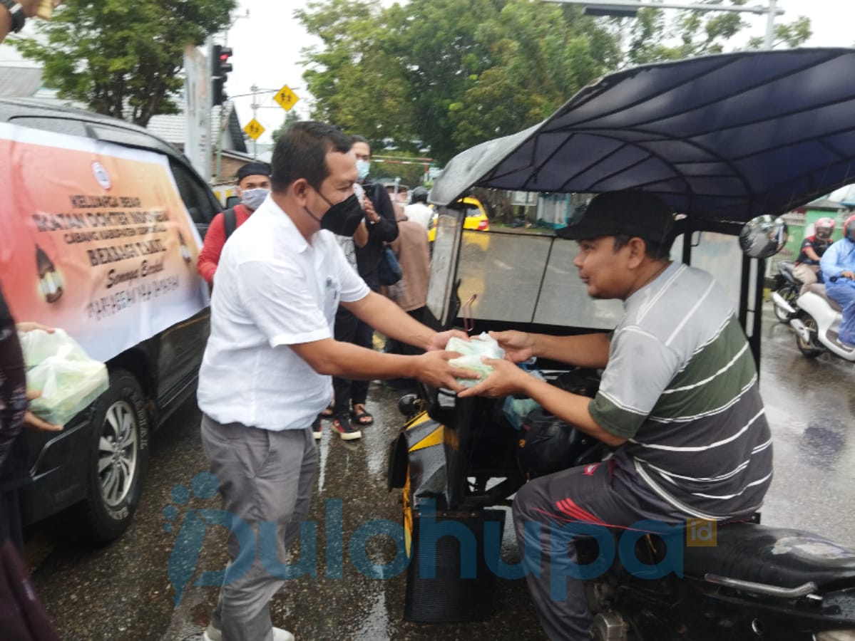 IDI Kabupaten Gorontalo Bagikan 1000 Paket Takjil untuk Pengendara