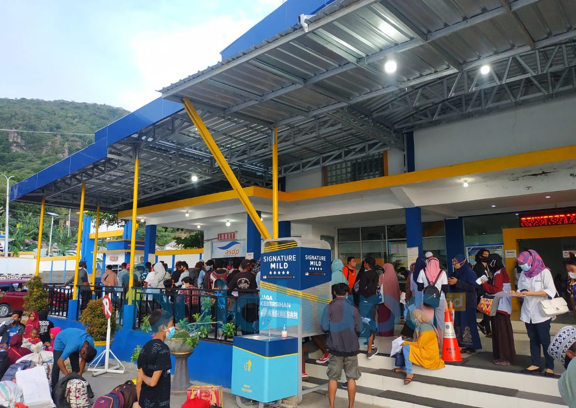 Polsek KPG Tertibkan Lonjakan Pemudik di Pelabuhan Gorontalo