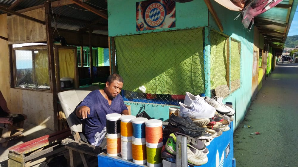 Penjahit Sepatu di Sudut Pasar Sentral Gorontalo: Berjuang Demi Keluarga